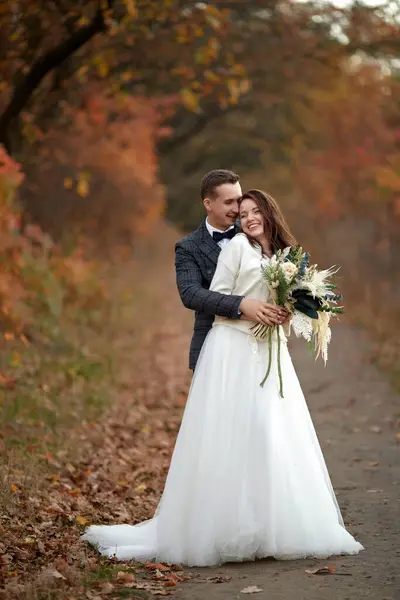 Glückliches Hochzeitspaar Steht Draußen Auf Natürlichem Hintergrund — Stockfoto