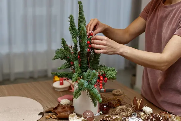 Kadın Köknar Dallarıyla Noel Düzenlemesi Yapıyor Yapımı Dekor — Stok fotoğraf
