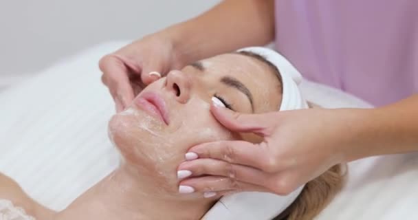Mulher Bonita Recebendo Massagem Facial Salão Beleza Cuidados Pele — Vídeo de Stock