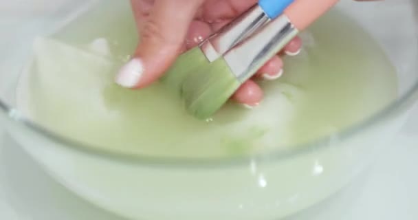 Frauenhände Einer Kosmetikerin Waschen Pinsel Nach Einer Tonmaskenbehandlung — Stockvideo