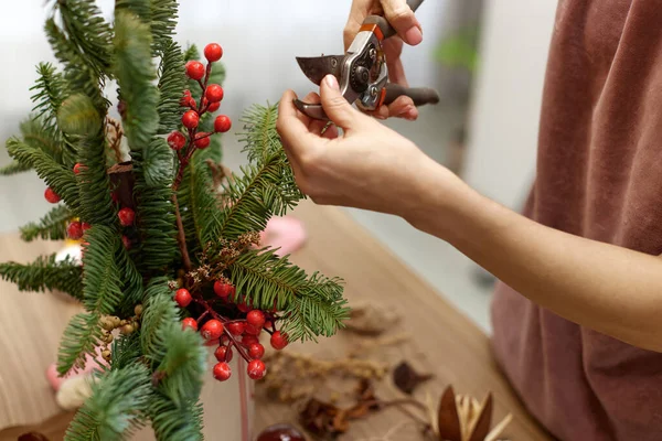 Kvinna Gör Jularrangemang Med Gran Grenar Hantverk Handgjorda Inredning — Stockfoto
