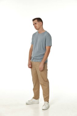 Beyaz arka planda hayal kırıklığına uğramış genç bir adam. Üzüntü