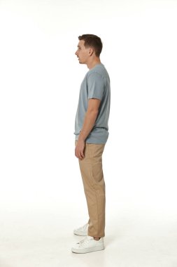 Beyaz stüdyo arka planında kameraya bakan şaşırmış bir adam.