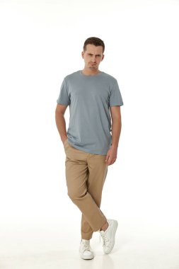 Beyaz arka planda hayal kırıklığına uğramış genç bir adam. Üzüntü