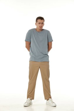 Beyaz arka planda hayal kırıklığına uğramış genç bir adam. Üzüntü