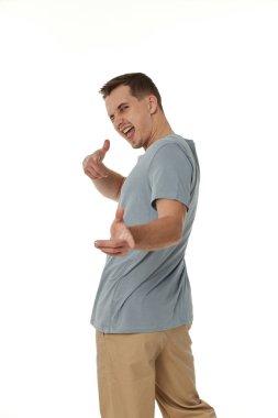 Mutlu adam beyaz stüdyo arka planında seni işaret ediyor.