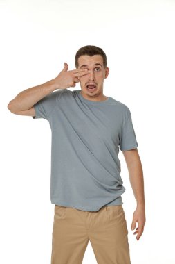 Beyaz arka planda elleri olan gözleri kapatan adam.