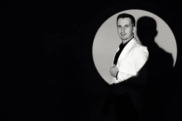 Elegant Man White Suit Tuxedo Circle Light Copy Space Black — Stock Photo, Image