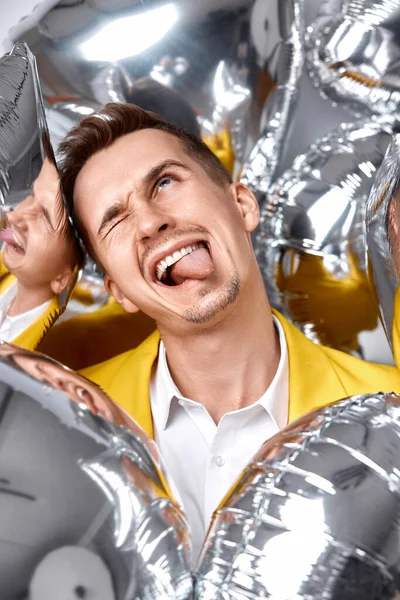 Lustiger Typ Mit Einer Menge Silberner Luftballons Die Auf Geburtstagsparty — Stockfoto