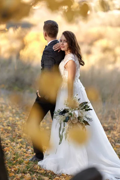 Жених Невеста Вместе Стоят Открытом Воздухе Естественном Фоне — стоковое фото