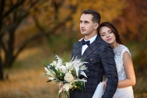 Mooie Sensuele Bruid Witte Trouwjurk Bruidegom Knuffelen Hun Bruiloft Natuurlijke — Stockfoto
