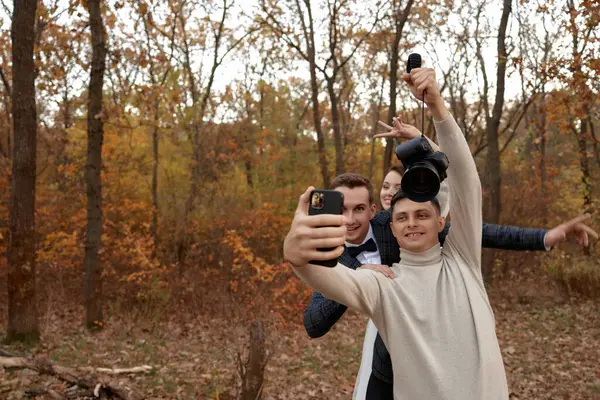 Wedding Photographer Bride Groom Taking Selfie Mobile Phone Nature — Stock Photo, Image