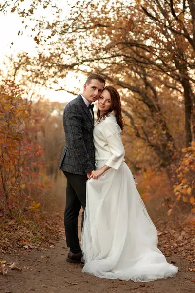 Frisch Verheiratetes Paar Steht Draußen Auf Natürlichem Hintergrund — Stockfoto