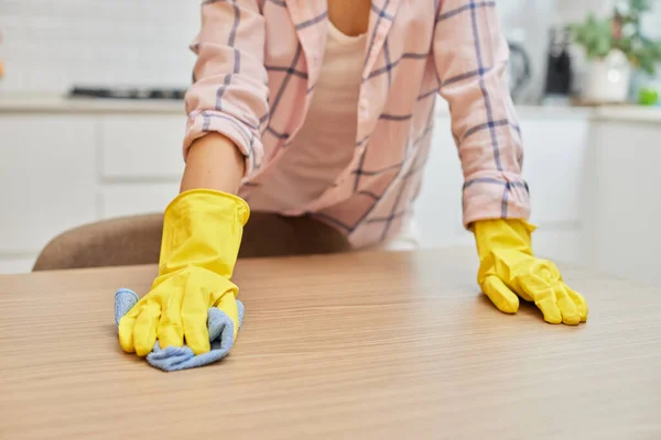 Manos Femeninas Limpiando Limpiando Mesa Madera Con Paño Microfibra Primer —  Fotos de Stock