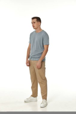 Beyaz arka planda hayal kırıklığına uğramış genç bir adam. Üzüntü