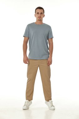 Beyaz arka planda yakışıklı, genç sakin bir adam.