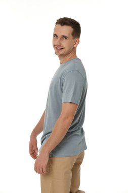 Yakışıklı genç adam beyaz arka plan üzerinde gülümseyen