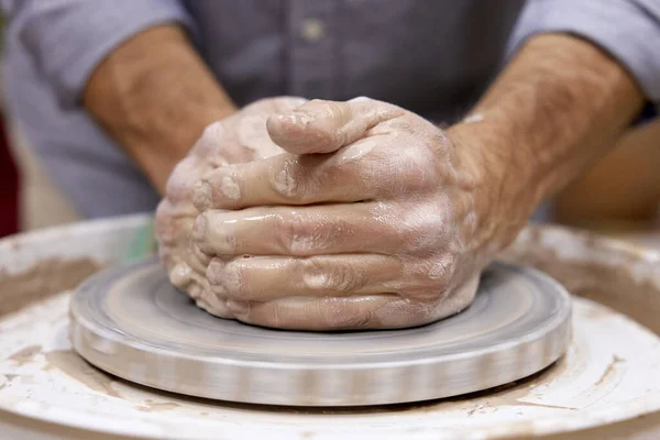 Homem Fazendo Copo Pote Barro Roda Cerâmica Close — Fotografia de Stock