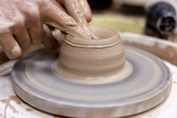 陶器の車輪の陶磁器のコップを作る男性の手 クローズアップ — ストック写真