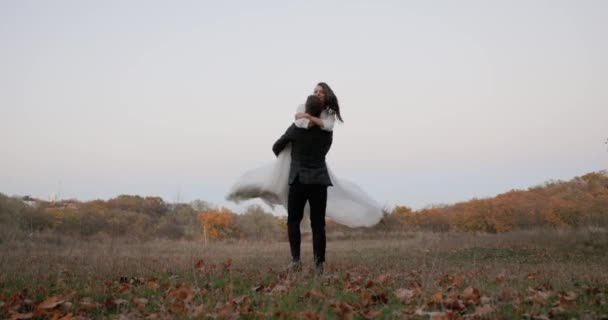 Noiva Vestido Noiva Branco Noivo Circulando Fundo Natural Outono — Vídeo de Stock