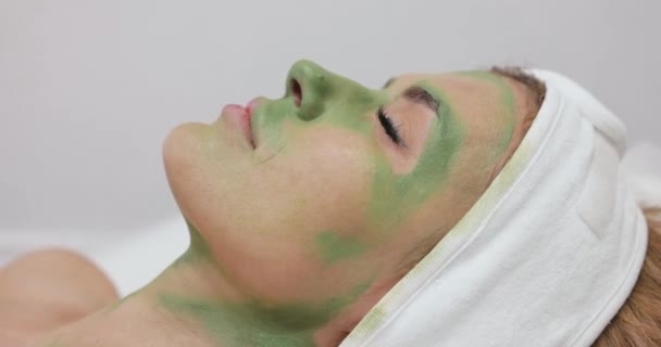 Kosmetyczka Oczyszcza Skórę Pięknej Kobiety Serwetki Zielonej Gliny Maski Doskonałe — Wideo stockowe