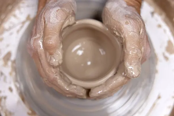 Erkek Eller Çanak Çömlek Çarkında Seramik Bardak Yapıyor Yakın Çekim — Stok fotoğraf