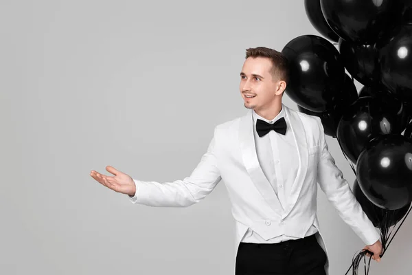 Κομψό Καυκάσιος Άνδρας Λευκό Κοστούμι Σμόκιν Μπαλόνια Μαύρο Αέρα Αντίγραφο — Φωτογραφία Αρχείου