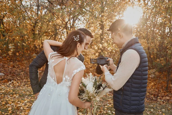 Wedding Photographer Shows Just Taken Photos Wedding Couple Bride Groom — Stock Photo, Image