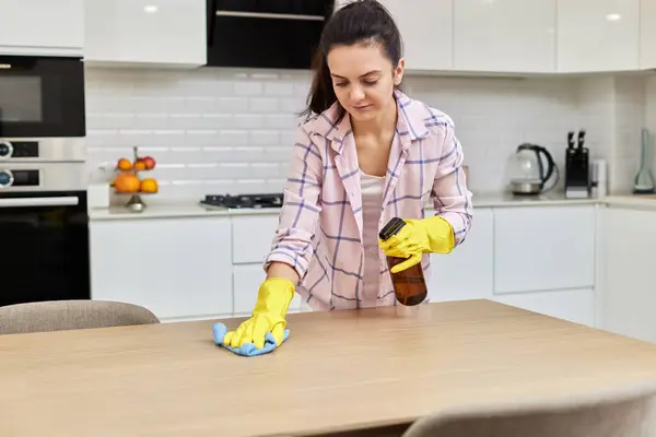 Microfiber 피복을 테이블을 청소하고 집에서 Chores — 스톡 사진