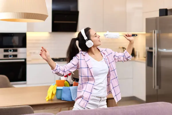 Young Happy Housewife Woman Singing Cleaning Her Home Girl Enjoying — Stock Photo, Image