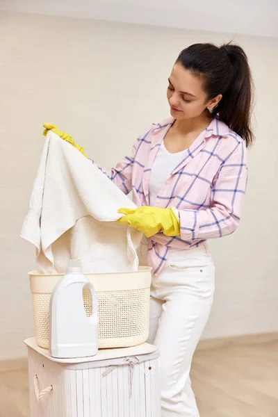 Vrouw Houdt Mand Met Kleren Wit Wasgoed Huishouding — Stockfoto