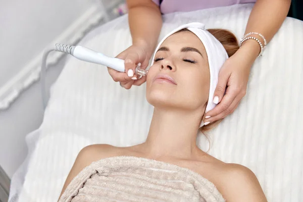 Cosmetolog Care Face Procedura Microdermabraziune Față Salonul Frumusețe Îngrijirea Profesională — Fotografie, imagine de stoc