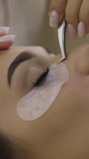 Kosmetikerin Entfernt Klebstoff Baumwollstreifen Unter Auge Wimpernverlängerungsverfahren — Stockvideo