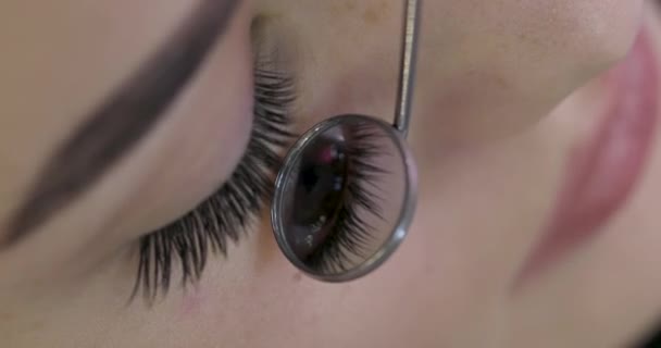 Profesionální Kosmetička Ukazující Výsledky Práce Speciálním Zrcadle Salonu Krásy Rozšíření — Stock video