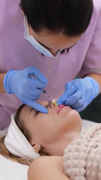 Kosmetolog Wykonuje Zastrzyki Aby Powiększyć Usta Pięknej Kobiety Zabieg Powiększenie — Wideo stockowe