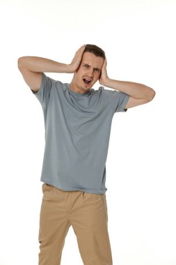 Kafası karışmış genç adam beyaz arka planda izole edilmiş.