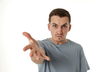 Sinirli sakallı adam beyaz stüdyo arka planında bağırıyor.