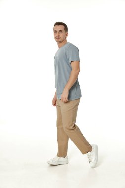 Beyaz arka planda gülümseyen genç adamın portresi