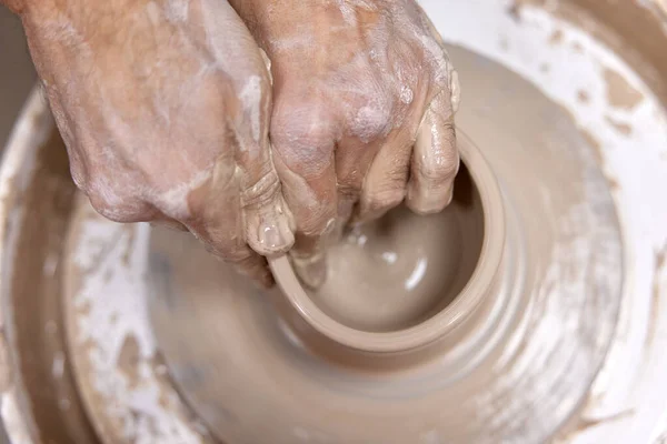 陶器轮上制作陶瓷杯的男性手 顶视图 — 图库照片