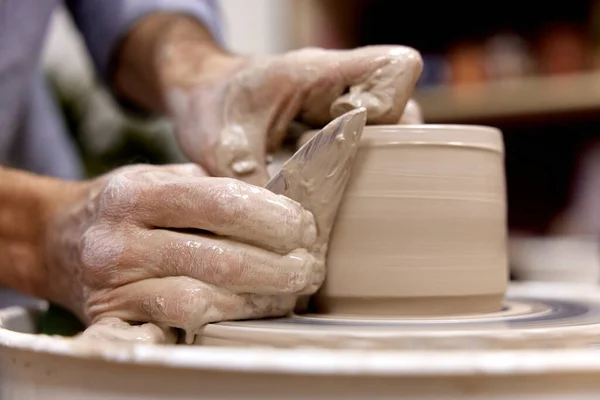 Mãos Masculinas Fazendo Copo Cerâmica Roda Cerâmica Com Ferramenta Madeira — Fotografia de Stock