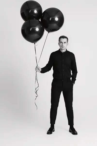 Κομψό Καυκάσιος Άνθρωπος Δέσμη Των Μπαλόνια Μαύρο Αέρα Λευκό Φόντο — Φωτογραφία Αρχείου