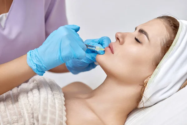 Cosmetologist Makes Injections Enlarge Lips Beautiful Woman Woman Beauty Salon — Stock Photo, Image