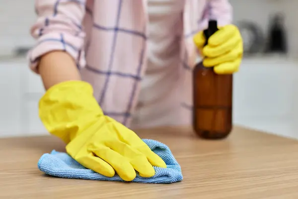 Γυναικεία Χέρια Καθαρίζοντας Ξύλινο Τραπέζι Ύφασμα Μικροϊνών Κοντινό Πλάνο Υπηρεσίες — Φωτογραφία Αρχείου