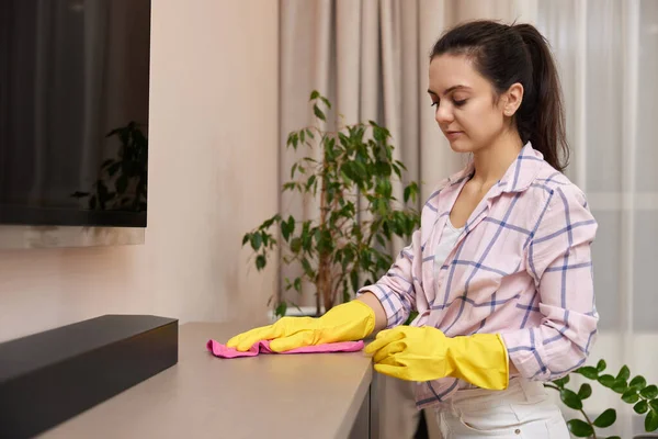 Jonge Vrouw Handschoenen Schoonmaken Afvegen Tafel Met Microvezel Doek Thuis — Stockfoto