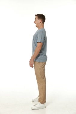 Beyaz stüdyo arka planında kameraya bakan şaşırmış bir adam.