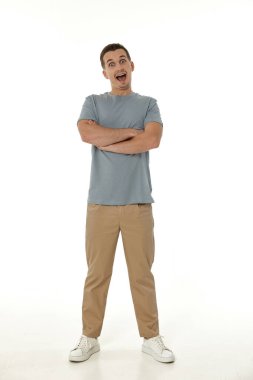 Beyaz stüdyo arka planında kameraya bakan şaşırmış bir adam.