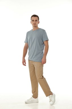 Beyaz arka planda yakışıklı, genç sakin bir adam.