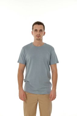 Beyaz arka planda yakışıklı, genç sakin bir adam.