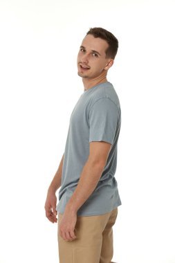 Yakışıklı genç adam beyaz arka plan üzerinde gülümseyen