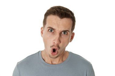 Sinirli sakallı adam beyaz stüdyo arka planında bağırıyor.